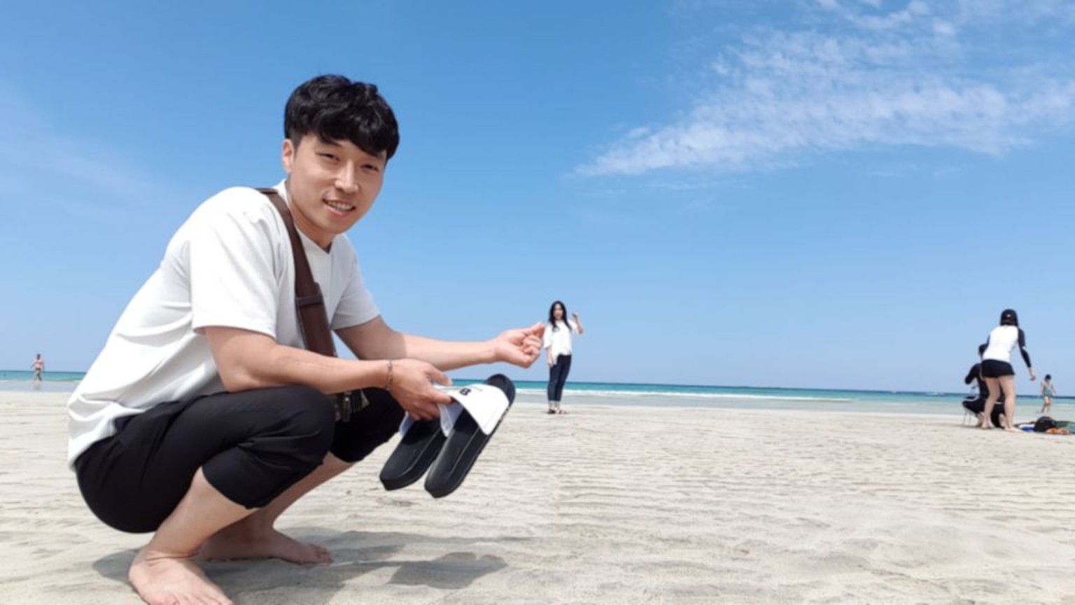 바닷가에서 장난치는 두 사람