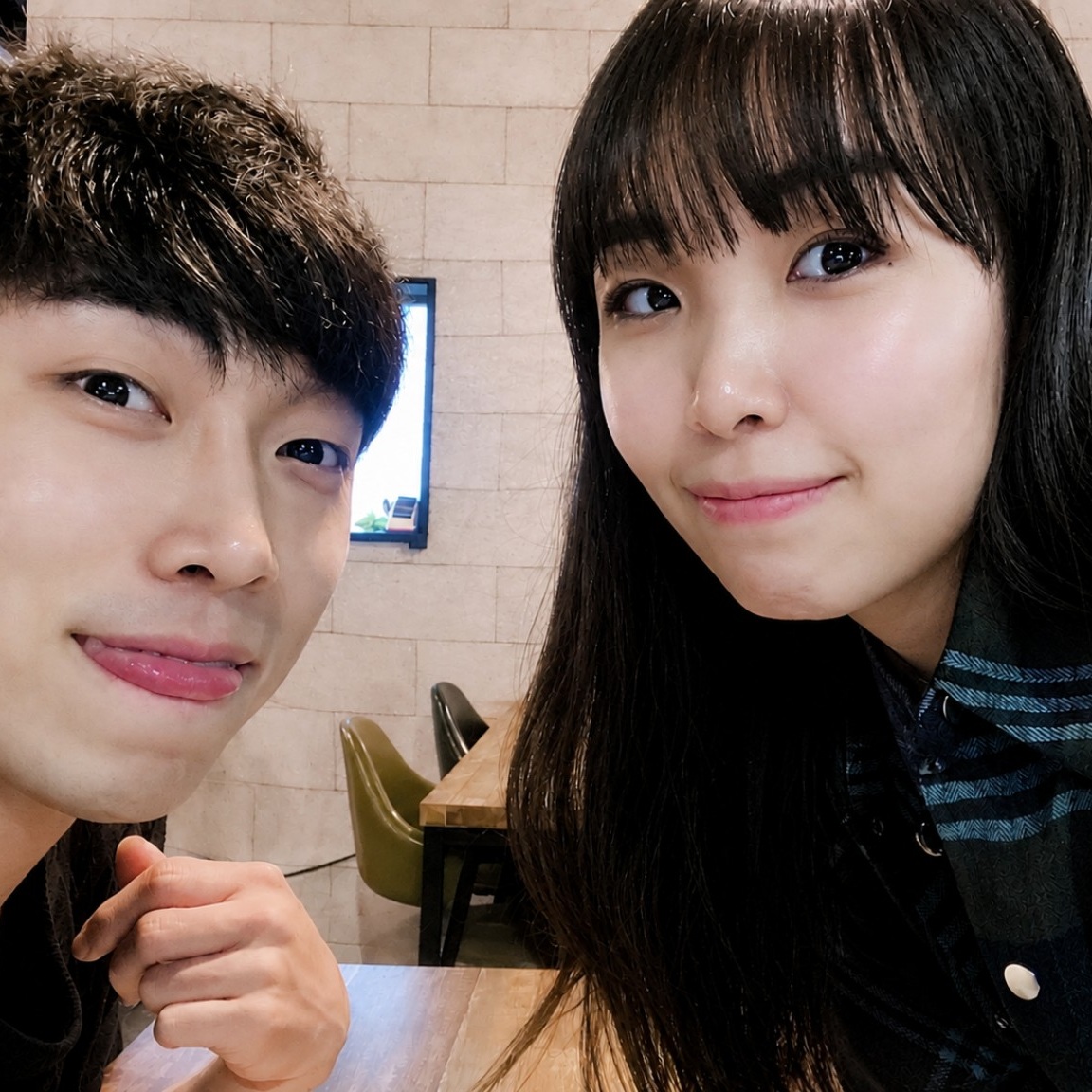 카페에서 얼굴을 가까이 대고 찍은 두 사람의 셀카
